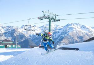 Una persona hace snowboard en una pista de Formigal. Una persona hace snowboard en una pista de Formigal.