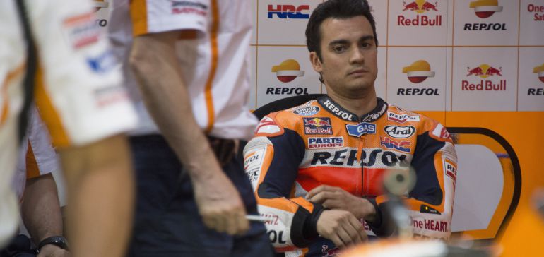 Pedrosa, durante un momento de reflexión en su box Pedrosa, durante un momento de reflexión en su box