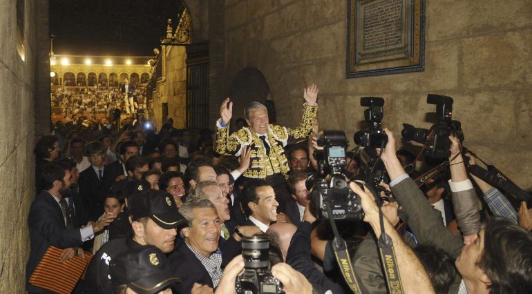 El matador Juan Antonio Ruiz 'Espartaco', que se ha cortado la coleta, sale a hombros de la Plaza de la Maestranza de Sevilla. El matador Juan Antonio Ruiz 'Espartaco', que se ha cortado la coleta, sale a hombros de la Plaza de la Maestranza de Sevilla.