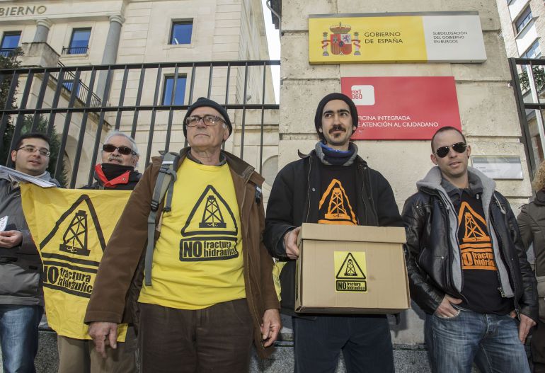 Integrantes de las asambleas contra el 'fracking' de Burgos, Cantabria y Vizcaya presentaron el 19 de febrero de 2015 conjuntamente las alegaciones recogidas contra el permiso de investigación Angosto-1 de la Sociedad de Hidrocarburos de Euskadi (SHESA), que afecta a esas comunidades. Integrantes de las asambleas contra el 'fracking' de Burgos, Cantabria y Vizcaya presentaron el 19 de febrero de 2015 conjuntamente las alegaciones recogidas contra el permiso de investigación Angosto-1 de la Sociedad de Hidrocarburos de Euskadi (SHESA), que afecta a esas comunidades.
