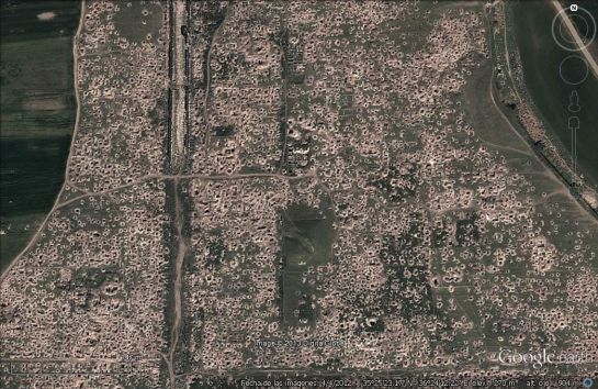 En la imagen pueden verse los 'pozos' ilegales que se perforaron en la ciudad siria de Apamea en 2012. En cada uno de ellos los saqueadores roban piezas. En la imagen pueden verse los 'pozos' ilegales que se perforaron en la ciudad siria de Apamea en 2012. En cada uno de ellos los saqueadores roban piezas.