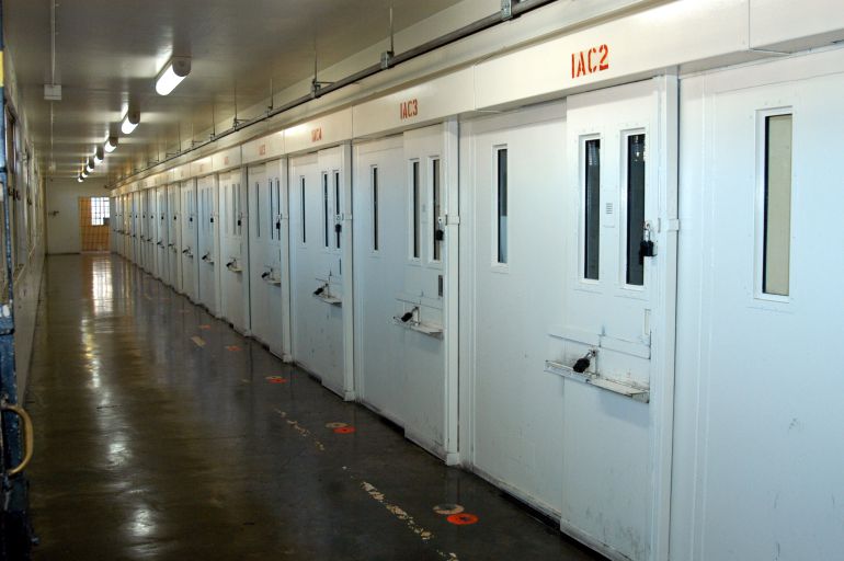 Un corredor de la muerte, donde las celdas individuales, aisladas a las que no llega luz natural con medidas de seguridad extremas en una ciudad de Texas en Estados Unidos Un corredor de la muerte, donde las celdas individuales, aisladas a las que no llega luz natural con medidas de seguridad extremas en una ciudad de Texas en Estados Unidos