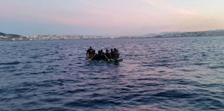 Nueve inmigrantes subsaharianos que viajan en una balsa de playa a una milla de la costa ceutí Nueve inmigrantes subsaharianos que viajan en una balsa de playa a una milla de la costa ceutí