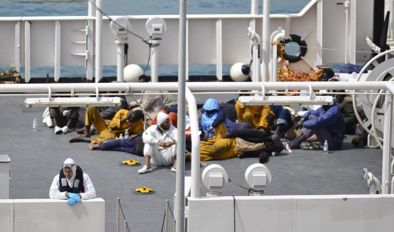 MAL21 HAY WHARY (MALTA) 20/04/2015.- Inmigrantes descansan tras haber sido rescatados a bordo del barco Gregoretti en el puerto de la Valeta en Malta hoy, lunes 20 de abril de 2015. Los cadáveres de 24 inmigrantes del último naufragio en el Canal de Sicilia y 27 supervivientes llegaron hoy al puerto de La Valeta a bordo de una embarcación de la Guardia Costera italiana, informaron fuentes de dicho cuerpo. Las autoridades maltesas, que en colaboración con Italia se están haciendo cargo de la búsqueda de los inmigrantes desaparecidos tras el naufragio, se han hecho cargo de los cadáveres recuperados y de 27 de los 28 supervivientes. EFE/Ivan Consiglio MAL21 HAY WHARY (MALTA) 20/04/2015.- Inmigrantes descansan tras haber sido rescatados a bordo del barco Gregoretti en el puerto de la Valeta en Malta hoy, lunes 20 de abril de 2015. Los cadáveres de 24 inmigrantes del último naufragio en el Canal de Sicilia y 27 supervivientes llegaron hoy al puerto de La Valeta a bordo de una embarcación de la Guardia Costera italiana, informaron fuentes de dicho cuerpo. Las autoridades maltesas, que en colaboración con Italia se están haciendo cargo de la búsqueda de los inmigrantes desaparecidos tras el naufragio, se han hecho cargo de los cadáveres recuperados y de 27 de los 28 supervivientes. EFE/Ivan Consiglio