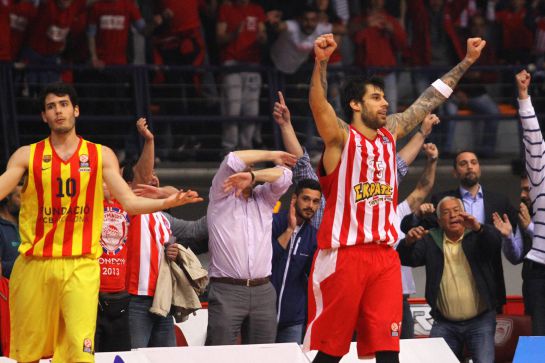 PI01. EL PIREO (GRECIA), 21/04/2015.- Georgios Printezis (d) de Olympiacos Piraeus celebra al término de un partido de la tercera ronda de la Euroliga ante FC Barcelona hoy, martes 21 de abril de 2015, en el SEF Indoor arena de El Pireo (Grecia). EFE/SPYROS CHORCHOUBAS PI01. EL PIREO (GRECIA), 21/04/2015.- Georgios Printezis (d) de Olympiacos Piraeus celebra al término de un partido de la tercera ronda de la Euroliga ante FC Barcelona hoy, martes 21 de abril de 2015, en el SEF Indoor arena de El Pireo (Grecia). EFE/SPYROS CHORCHOUBAS