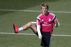GRA104. MADRID, 28 04 2015.- Los jugadores del Real Madrid Toni Kroos (i) y Martin Ødegaard (d) durante el entrenamiento EFE Javier Lizón GRA104. MADRID, 28 04 2015.- Los jugadores del Real Madrid Toni Kroos (i) y Martin Ødegaard (d) durante el entrenamiento EFE Javier Lizón