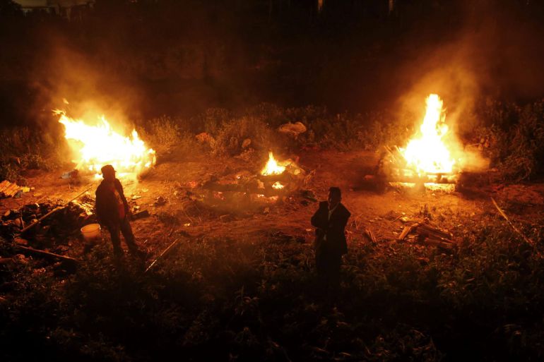 ATENCIÓN EDITORES, MEJORA LA CALIDAD DE LA IMAGEN AAA04 KATMANDÚ (NEPAL) 27/04/2015.- Familiares celebran cremaciones en masa de las víctimas del terremoto del sábado durante la noche de ayer, domingo 26 de abril de 2015, en Katmandú (Nepal). Según informó a Efe una fuente del Centro Nacional de Operación de Emergencia, la última cifra de fallecidos se situó en 3.218, de los cuales 1.291 han sido identificados, mientras que los heridos ascienden a 6.535 y hay miles de desaparecidos. EFE/Abir Abdullah ATENCIÓN EDITORES, MEJORA LA CALIDAD DE LA IMAGEN AAA04 KATMANDÚ (NEPAL) 27/04/2015.- Familiares celebran cremaciones en masa de las víctimas del terremoto del sábado durante la noche de ayer, domingo 26 de abril de 2015, en Katmandú (Nepal). Según informó a Efe una fuente del Centro Nacional de Operación de Emergencia, la última cifra de fallecidos se situó en 3.218, de los cuales 1.291 han sido identificados, mientras que los heridos ascienden a 6.535 y hay miles de desaparecidos. EFE/Abir Abdullah