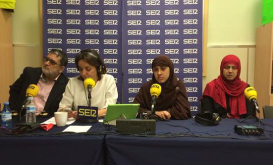 Pepa Bueno acompañada de algunos de los invitados al programa Pepa Bueno acompañada de algunos de los invitados al programa