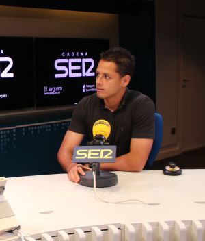 Chicharito mira a José Ramón de la Morena Chicharito mira a José Ramón de la Morena