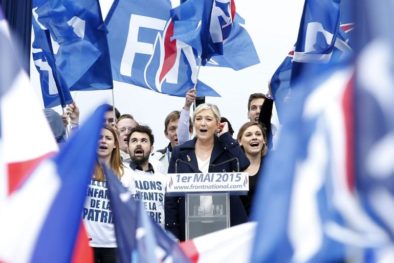 La presidenta del partido ultraderechista Frente Nacional (FN), Marine Le Pen, pronuncia su discurso del Primero de Mayo desde una tribuna instalada en la plaza de la Ópera de París (Francia) La presidenta del partido ultraderechista Frente Nacional (FN), Marine Le Pen, pronuncia su discurso del Primero de Mayo desde una tribuna instalada en la plaza de la Ópera de París (Francia)
