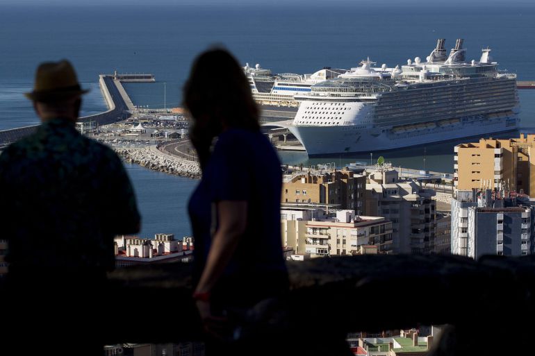 GRA180. MÁLAGA, 29/04/2015.- Unas personas observan el 'Allure of the Seas' de Royal Caribbean, el crucero más grande del mundo con capacidad para más de 6.300 pasajeros, tras llegar al puerto de Málaga, el primero en su escala en Europa procedente del Caribe. EFE/Daniel Pérez GRA180. MÁLAGA, 29/04/2015.- Unas personas observan el 'Allure of the Seas' de Royal Caribbean, el crucero más grande del mundo con capacidad para más de 6.300 pasajeros, tras llegar al puerto de Málaga, el primero en su escala en Europa procedente del Caribe. EFE/Daniel Pérez