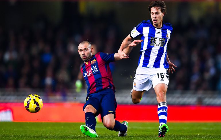 Canales pelea una pelota con Mascherano Canales pelea una pelota con Mascherano