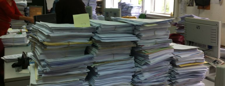 Documentos amontonados en un juzgado. Documentos amontonados en un juzgado.
