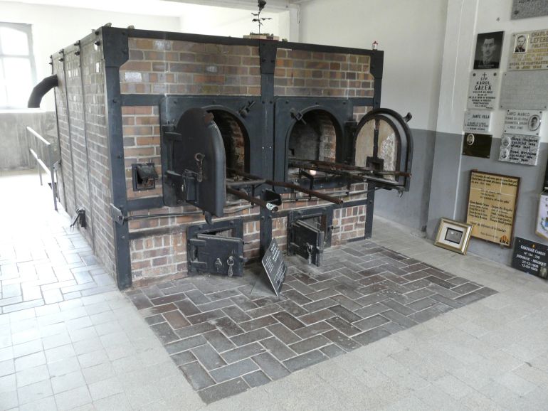 Hornos crematorios junto a lápidas de prisioneros ejecutados e incinerados en el campo de Mauthausen Hornos crematorios junto a lápidas de prisioneros ejecutados e incinerados en el campo de Mauthausen