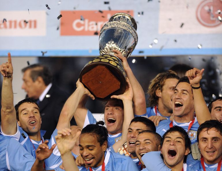 (FILE) Uruguayan defender Diego Lugano (C) raises the trophy and celebrates with teammates at the end of the 2011 Copa America football tournament final against Paraguay held at the Monumental stadium in Buenos Aires, on July 24, 2011. Uruguay won 3-0 and became champion of the 2011 Copa America. AFP PHOTO / JUAN MABROMATA (FILE) Uruguayan defender Diego Lugano (C) raises the trophy and celebrates with teammates at the end of the 2011 Copa America football tournament final against Paraguay held at the Monumental stadium in Buenos Aires, on July 24, 2011. Uruguay won 3-0 and became champion of the 2011 Copa America. AFP PHOTO / JUAN MABROMATA
