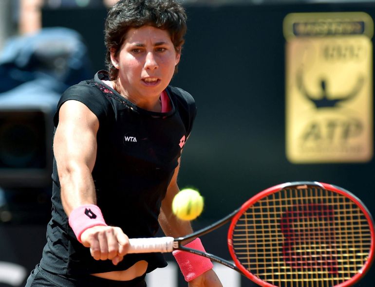 Carla Suárez golpea un revés sobre la arcilla de Roma Carla Suárez golpea un revés sobre la arcilla de Roma