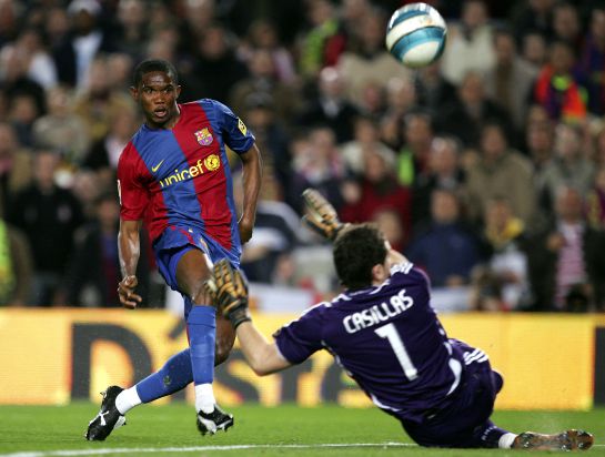 El delantero camerunés intenta batir a Casillas en un partido de 2007. El delantero camerunés intenta batir a Casillas en un partido de 2007.