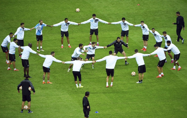 SEV01. VARSOVIA (POLONIA), 26/05/2015.- Los juagdores del Sevilla FC durante el entrenamiento del equipo en el Estadio Nacional de Varsovia, Polonia, el 26 de mayo del 2015. El Sevilla FC se enfrenta al FC Dnipro Dnipropetrovsk en la final de la Liga Europa el 27 de mayo del 2015. EFE/Radek Pietruszka SEV01. VARSOVIA (POLONIA), 26/05/2015.- Los juagdores del Sevilla FC durante el entrenamiento del equipo en el Estadio Nacional de Varsovia, Polonia, el 26 de mayo del 2015. El Sevilla FC se enfrenta al FC Dnipro Dnipropetrovsk en la final de la Liga Europa el 27 de mayo del 2015. EFE/Radek Pietruszka
