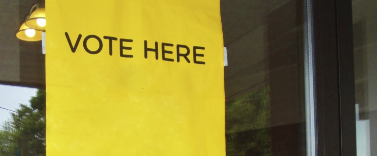 Indicaciones, en inglés, de la entrada de un lugar donde se recoge el voto. Indicaciones, en inglés, de la entrada de un lugar donde se recoge el voto.