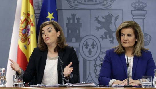 La vicepresidenta del Gobierno, Soraya Sáenz de Santamaría y la ministra de Empleo, Fátima Báñez, durante la rueda de prensa posterior a la reunión del Consejo de Ministros La vicepresidenta del Gobierno, Soraya Sáenz de Santamaría y la ministra de Empleo, Fátima Báñez, durante la rueda de prensa posterior a la reunión del Consejo de Ministros