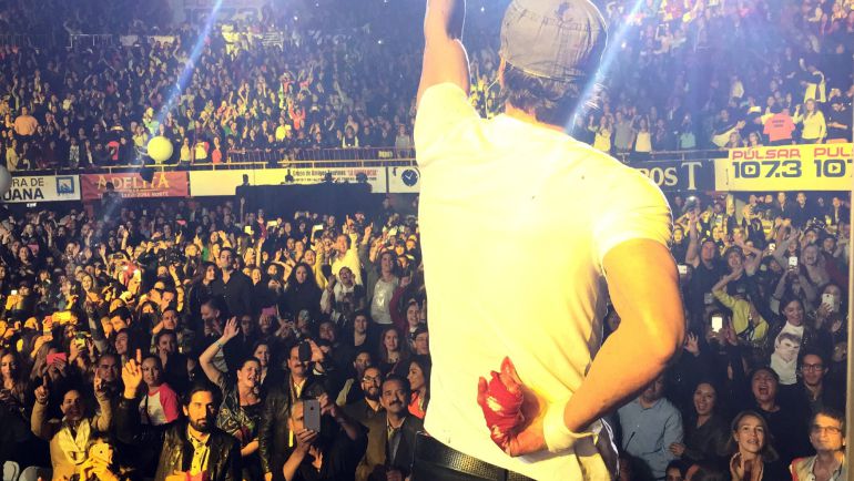 TIJ10 - TIJUANA (MÉXICO), 31/5/2015.- Fotografía cedida de este 30 de mayo de 2015, del cantante español Enrique Iglesias quien sufrió varios cortes en una mano durante una presentación que tuvo anoche en Tijuana, México y tuvo que ser atendido por personal de emergencia, según informaron hoy, 31 de mayo de 2015, fuentes próximas al artista. EFE/ LATINVASION / SOLO USO EDITORIAL / NO VENTAS TIJ10 - TIJUANA (MÉXICO), 31/5/2015.- Fotografía cedida de este 30 de mayo de 2015, del cantante español Enrique Iglesias quien sufrió varios cortes en una mano durante una presentación que tuvo anoche en Tijuana, México y tuvo que ser atendido por personal de emergencia, según informaron hoy, 31 de mayo de 2015, fuentes próximas al artista. EFE/ LATINVASION / SOLO USO EDITORIAL / NO VENTAS