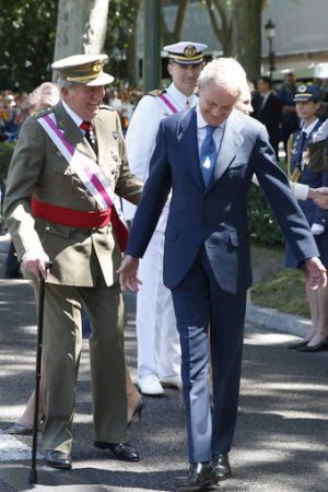El rey Juan Carlos junto al ministro de Defensa, Pedro Morenés, el año pasado el Día de las Fuerzas Armadas El rey Juan Carlos junto al ministro de Defensa, Pedro Morenés, el año pasado el Día de las Fuerzas Armadas