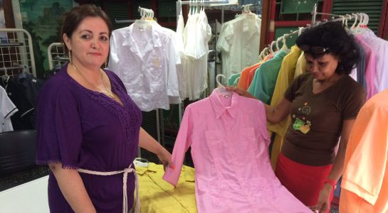 Nancy Varela, vestida con su guayabera, la prenda estrella de sus Confecciones Model. Nancy Varela, vestida con su guayabera, la prenda estrella de sus Confecciones Model.