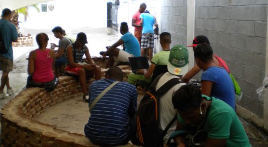 Taller KCHO, uno de los pocos puntos Wifi en La Habana. Taller KCHO, uno de los pocos puntos Wifi en La Habana.