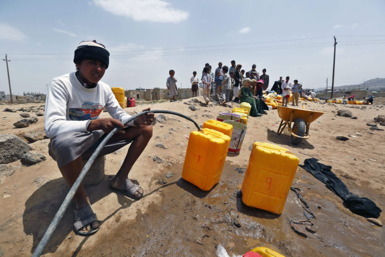 SAN13. Sana'a (Yemen), 06/06/2015.- Yemenis fill jerrycans with water from a source donated by a benefactor amid ongoing disruption to water supplies, in Sana'a, Yemen, 06 June 2015. According to reports ome twenty million Yemenis, nearly 80 percent of the population, are now in urgent need of food and water, in a humanitarian disaster dramatically worsened by a blockade imposed by the Saudi-led coalition as it continues military operations targeting Houthi and allied positions in the impoverished Arab state. EFE/EPA/YAHYA ARHAB SAN13. Sana'a (Yemen), 06/06/2015.- Yemenis fill jerrycans with water from a source donated by a benefactor amid ongoing disruption to water supplies, in Sana'a, Yemen, 06 June 2015. According to reports ome twenty million Yemenis, nearly 80 percent of the population, are now in urgent need of food and water, in a humanitarian disaster dramatically worsened by a blockade imposed by the Saudi-led coalition as it continues military operations targeting Houthi and allied positions in the impoverished Arab state. EFE/EPA/YAHYA ARHAB