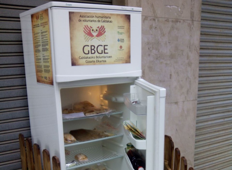 El 'frigorífico solidario' que salva de la basura cientos de kilos de comida El 'frigorífico solidario' que salva de la basura cientos de kilos de comida