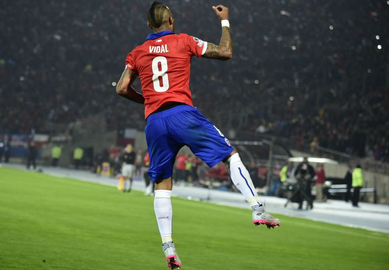 Chile's midfielder Arturo Vidal celebrates after scoring a penaly kick against Ecuador during the Copa America inauguration football match at the Nacional stadium in Santiago, on June 11, 2015. AFP PHOTO / LUIS ACOSTA Chile's midfielder Arturo Vidal celebrates after scoring a penaly kick against Ecuador during the Copa America inauguration football match at the Nacional stadium in Santiago, on June 11, 2015. AFP PHOTO / LUIS ACOSTA