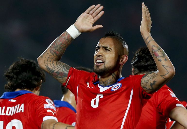 CA129. SANTIAGO DE CHILE (CHILE), 15/06/2015.- El centrocampista chileno Arturo Vidal celebra su gol, perimero del equipo, durante el partido Chile-México, del Grupo A de la Copa América de Chile 2015, en el Estadio Nacional Julio Martínez Prádanos de Santiago de Chile, Chile, hoy 15 de junio de 2015. EFE/Felipe Trueba CA129. SANTIAGO DE CHILE (CHILE), 15/06/2015.- El centrocampista chileno Arturo Vidal celebra su gol, perimero del equipo, durante el partido Chile-México, del Grupo A de la Copa América de Chile 2015, en el Estadio Nacional Julio Martínez Prádanos de Santiago de Chile, Chile, hoy 15 de junio de 2015. EFE/Felipe Trueba