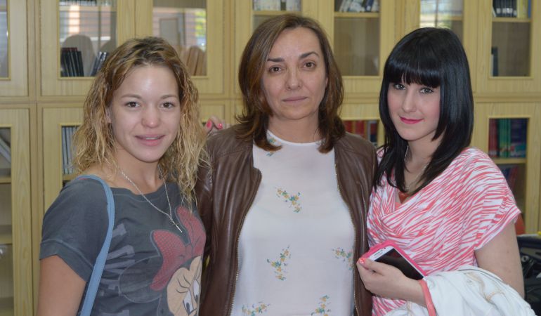 Pepa Bueno con Eva y Laura tras el programa dedicado a la violencia machista entre adolescentes Pepa Bueno con Eva y Laura tras el programa dedicado a la violencia machista entre adolescentes