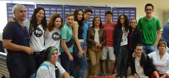 Pepa Bueno con parte de los estudiantes del instituto Aldebarán de Alcobendas Pepa Bueno con parte de los estudiantes del instituto Aldebarán de Alcobendas