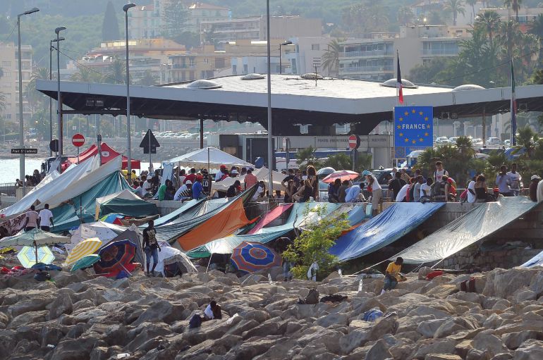 VNT08. Ventimiglia (Italy), 20/06/2015.- A view showing migrants camp site at the seaside of the Franco-Italian border in Ventimiglia, Italy, 20 June 2015. Hundreds of migrants have been blocked for days at the Italian-French border at Ventimiglia-Menton, staging protests as police refused them entry into France - a decision that drew strong criticism in Italy. They have staged protests, with about 100 of them spending the night camped out on the rocky seafront near the French border and another 200 finding shelter in the Ventimiglia train station. (Protestas, Francia, Italia) EFE/EPA/LUCA ZENNARO VNT08. Ventimiglia (Italy), 20/06/2015.- A view showing migrants camp site at the seaside of the Franco-Italian border in Ventimiglia, Italy, 20 June 2015. Hundreds of migrants have been blocked for days at the Italian-French border at Ventimiglia-Menton, staging protests as police refused them entry into France - a decision that drew strong criticism in Italy. They have staged protests, with about 100 of them spending the night camped out on the rocky seafront near the French border and another 200 finding shelter in the Ventimiglia train station. (Protestas, Francia, Italia) EFE/EPA/LUCA ZENNARO