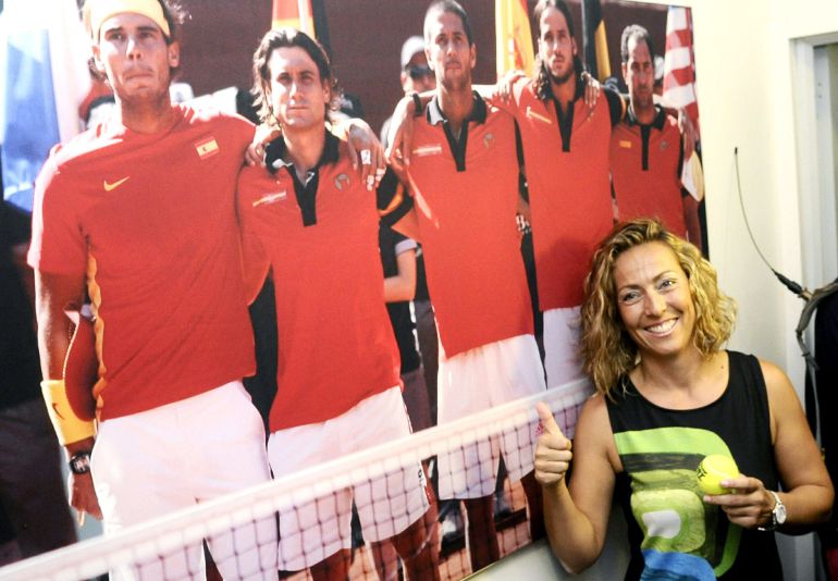 Gala León posa con una foto de los jugadores de la Davis Gala León posa con una foto de los jugadores de la Davis