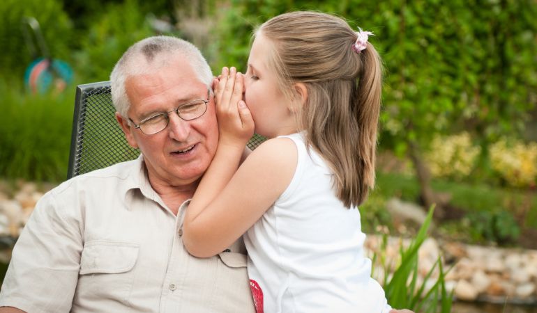 Miles de abuelos cuidan a sus nietos en verano Miles de abuelos cuidan a sus nietos en verano