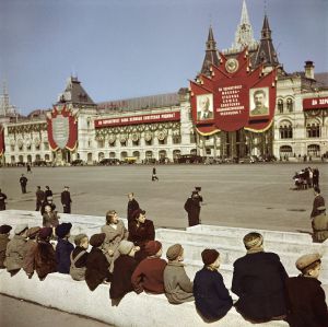 Jóvenes visitantes esperando parar ver la tumba de Lenin en la Plaza Roja de Moscú. 1947. Jóvenes visitantes esperando parar ver la tumba de Lenin en la Plaza Roja de Moscú. 1947.