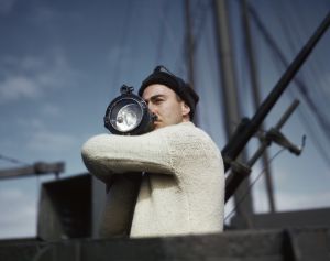 Un marinero hace señales a otro barco de un convoy aliado en el Atlántico, entre EEUU e Inglaterra. 1942. Un marinero hace señales a otro barco de un convoy aliado en el Atlántico, entre EEUU e Inglaterra. 1942.