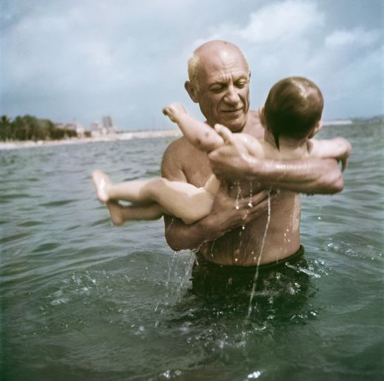 Pablo Picasso jugando en el agua con su hijo Claude. Vallauris, Francia. 1948. Pablo Picasso jugando en el agua con su hijo Claude. Vallauris, Francia. 1948.