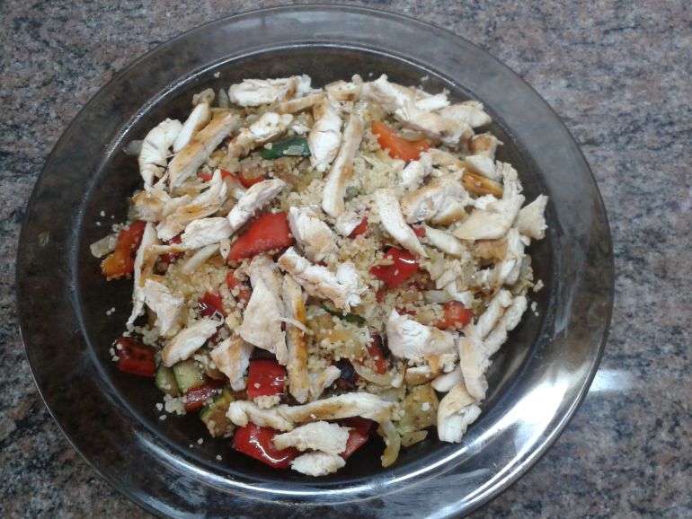 Ensalada templada de cuscús con pimiento, calabacín, cebolla y pechuga a la plancha. Ensalada templada de cuscús con pimiento, calabacín, cebolla y pechuga a la plancha.