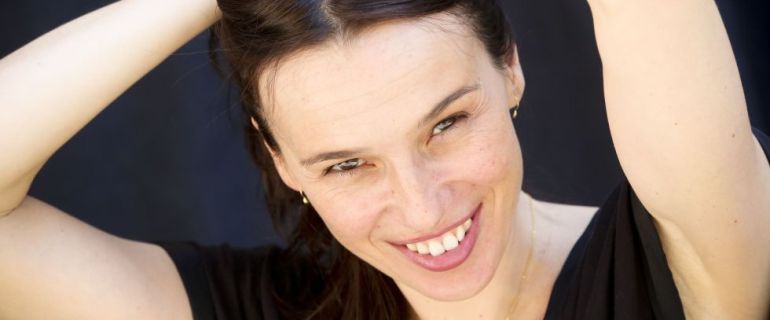 Ariadna Gil en cuenta a Gemma Nierga qué música ha marcado su vida. Ariadna Gil en cuenta a Gemma Nierga qué música ha marcado su vida.
