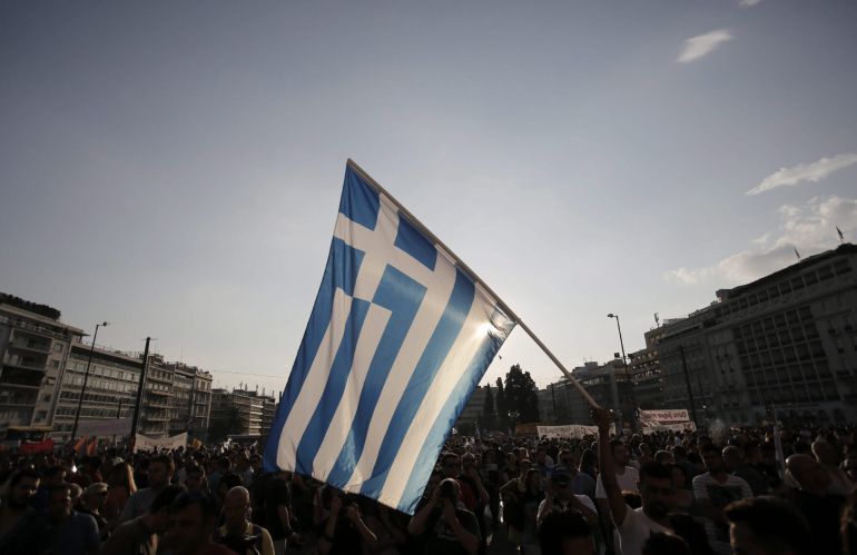 Bandera griega en la plaza Syntagma de Atenas. Bandera griega en la plaza Syntagma de Atenas.