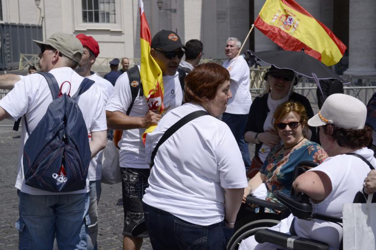GRA325. ROMA, 24/06/2015.- Afectados españoles por la talidomida en la plaza de San Pedro de Roma, a las puertas del Vaticano donde han mantenido una audiencia con el papa Francisco en la que le han pedido que "interceda por ellos ante el Gobierno de España". EFE/ Paola Bruni GRA325. ROMA, 24/06/2015.- Afectados españoles por la talidomida en la plaza de San Pedro de Roma, a las puertas del Vaticano donde han mantenido una audiencia con el papa Francisco en la que le han pedido que "interceda por ellos ante el Gobierno de España". EFE/ Paola Bruni