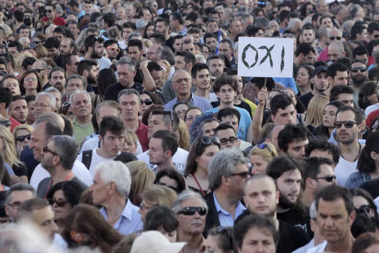 ORP555 ATENAS (GRECIA), 03/07/2015.- Varias personas a favor del no en el referéndum del próximo domingo se manifiestan en la plaza Syntagma de Atenas, Grecia hoy 3 de julio de 2015. El Tribunal Supremo Administrativo griego desestimó hoy el recurso de inconstitucionalidad que el pasado miércoles presentaron dos ciudadanos griegos contra el referéndum del próximo domingo. Los dos demandantes alegaban que la consulta que planteaba el Gobierno sobre la propuesta de los acreedores afectaba a temas fiscales, un asunto que en principio no permite la Constitución. EFE/Orestis Panagiotou ORP555 ATENAS (GRECIA), 03/07/2015.- Varias personas a favor del no en el referéndum del próximo domingo se manifiestan en la plaza Syntagma de Atenas, Grecia hoy 3 de julio de 2015. El Tribunal Supremo Administrativo griego desestimó hoy el recurso de inconstitucionalidad que el pasado miércoles presentaron dos ciudadanos griegos contra el referéndum del próximo domingo. Los dos demandantes alegaban que la consulta que planteaba el Gobierno sobre la propuesta de los acreedores afectaba a temas fiscales, un asunto que en principio no permite la Constitución. EFE/Orestis Panagiotou
