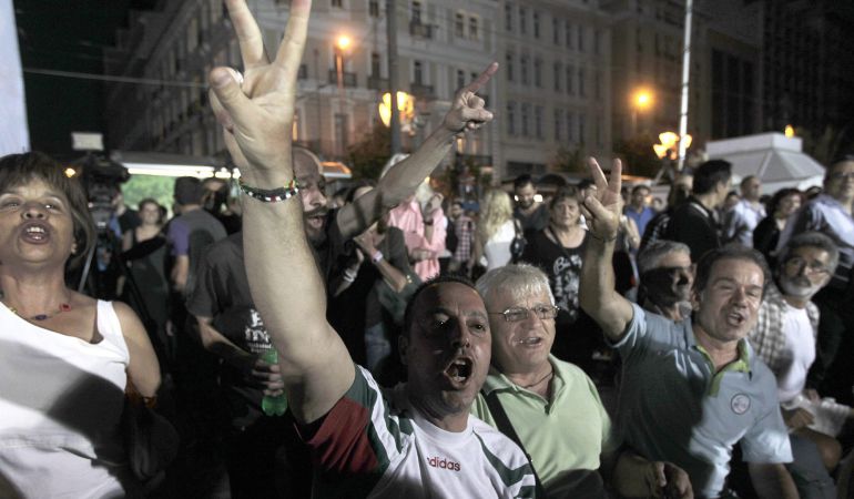 Partidarios del 'no' celebran los resultados del referéndum en Grecia Partidarios del 'no' celebran los resultados del referéndum en Grecia