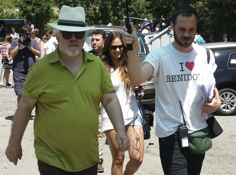 El realizador manchego, Pedro Almodóvar, en Panticosa, durante el rodaje de su última película 'Silencio', en el Pirineo de Huesca. El realizador manchego, Pedro Almodóvar, en Panticosa, durante el rodaje de su última película 'Silencio', en el Pirineo de Huesca.