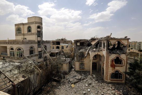 SAN06 SANÁ (YEMEN) 06/07/2015 .- Vista general de las ruinas de la casa de un comandante fiel a los hutíes tras dos bombardeos de la coalición árabe liderada por Arabia Saudí en Saná, Yemen, hoy 6 de julio de 2015. La coalición internacional árabe, bombardeó esta madrugada la sede principal del partido Congreso Popular General, del expresidente Ali Abdalá Saleh, aliado de los rebeldes hutíes, en Saná. EFE/Yahya Arhab SAN06 SANÁ (YEMEN) 06/07/2015 .- Vista general de las ruinas de la casa de un comandante fiel a los hutíes tras dos bombardeos de la coalición árabe liderada por Arabia Saudí en Saná, Yemen, hoy 6 de julio de 2015. La coalición internacional árabe, bombardeó esta madrugada la sede principal del partido Congreso Popular General, del expresidente Ali Abdalá Saleh, aliado de los rebeldes hutíes, en Saná. EFE/Yahya Arhab