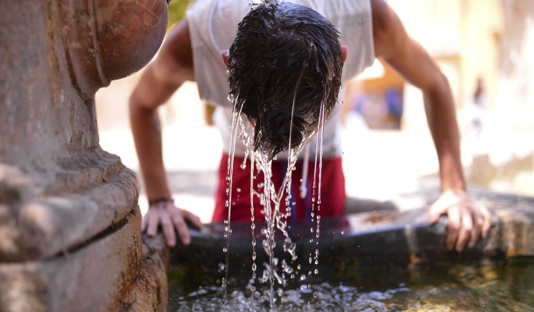 GRA434. CÓRDOBA, 08/07/2015. Un joven se refresca en una fuente del Patio de los Naranjos de la Mezquita Catedral de Córdoba, hoy cuando se mantiene activado en Andalucía el aviso naranja (riesgo importante) por temperaturas que oscilarán entre los 36 y los 44 grados, según informa la Agencia Estatal de Meteorología (Aemet) en su página web.EFE/Rafa Alcaide GRA434. CÓRDOBA, 08/07/2015. Un joven se refresca en una fuente del Patio de los Naranjos de la Mezquita Catedral de Córdoba, hoy cuando se mantiene activado en Andalucía el aviso naranja (riesgo importante) por temperaturas que oscilarán entre los 36 y los 44 grados, según informa la Agencia Estatal de Meteorología (Aemet) en su página web.EFE/Rafa Alcaide