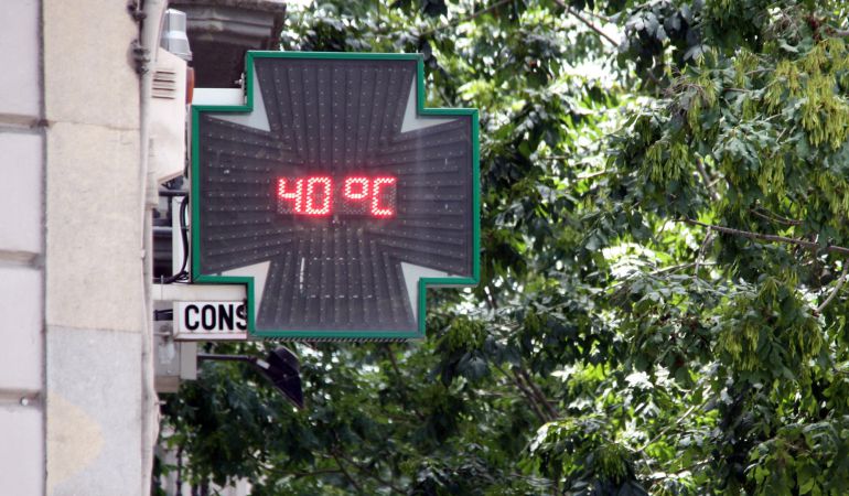 Termómetro marcando altas temperaturas Termómetro marcando altas temperaturas